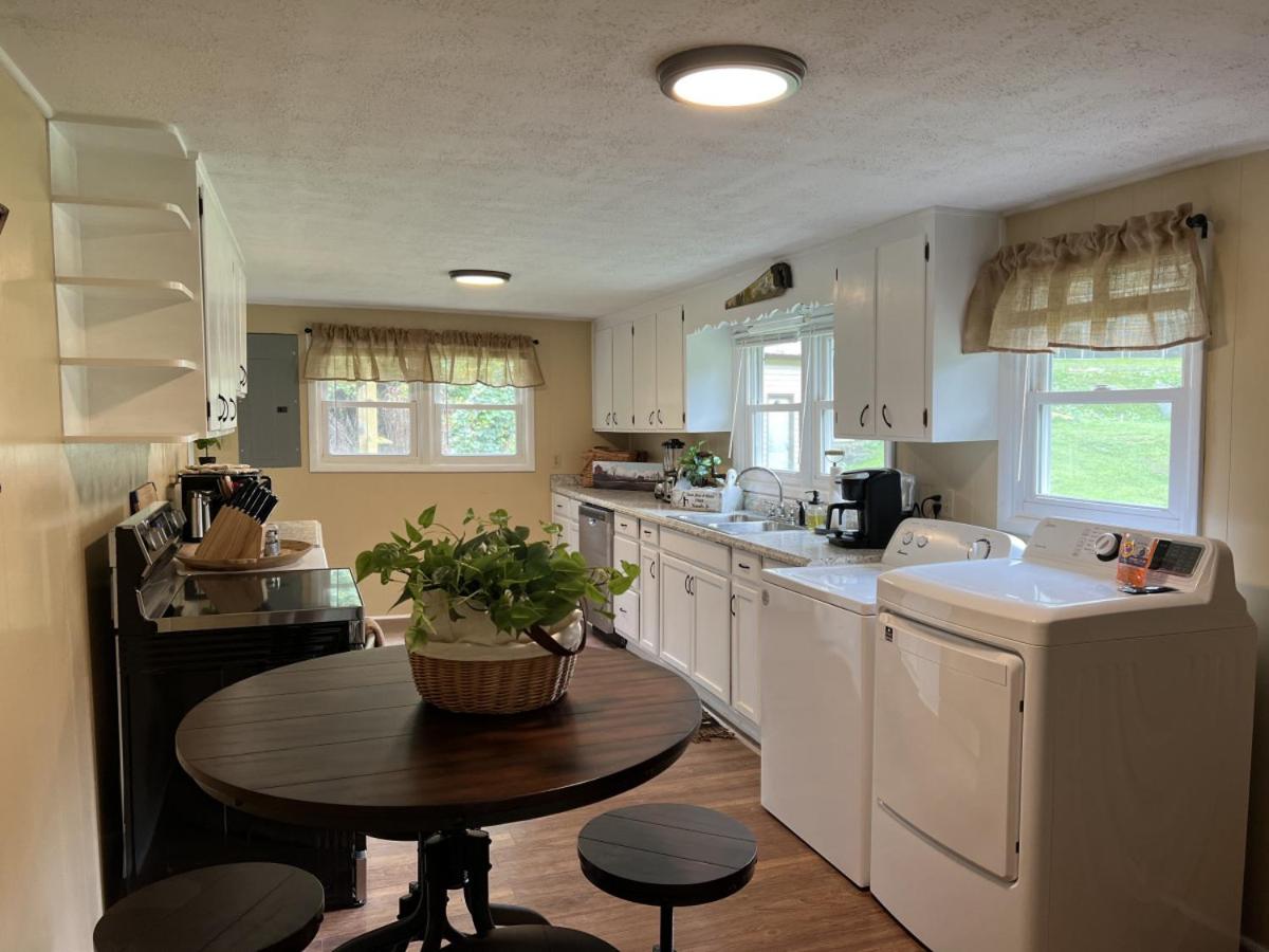 Maggie Mae Creekside Cottage Adorable Mountain Home Located Close to it all With a Hot Tub - Housity