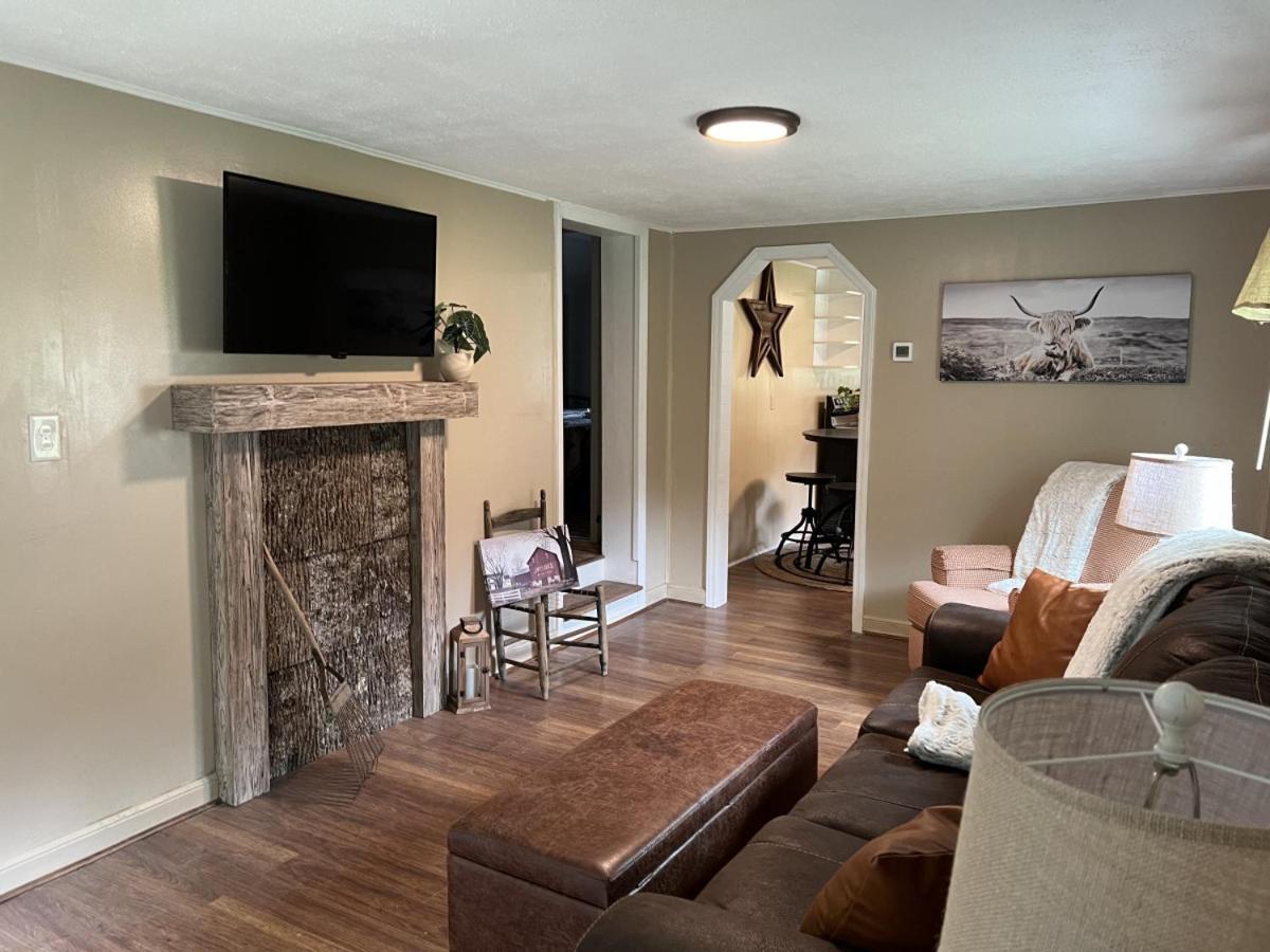 Maggie Mae Creekside Cottage Adorable Mountain Home Located Close to it all With a Hot Tub - Housity