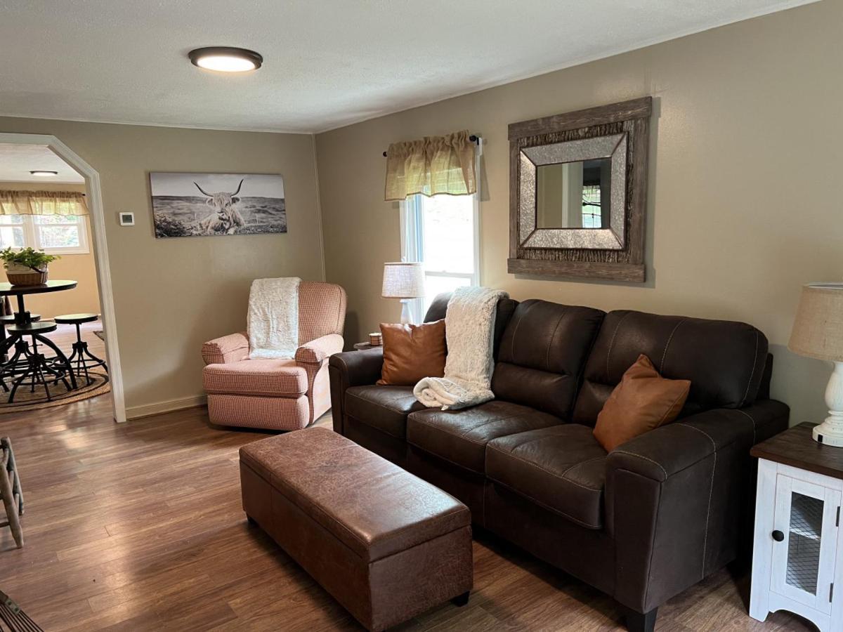 Maggie Mae Creekside Cottage Adorable Mountain Home Located Close to it all With a Hot Tub - Housity