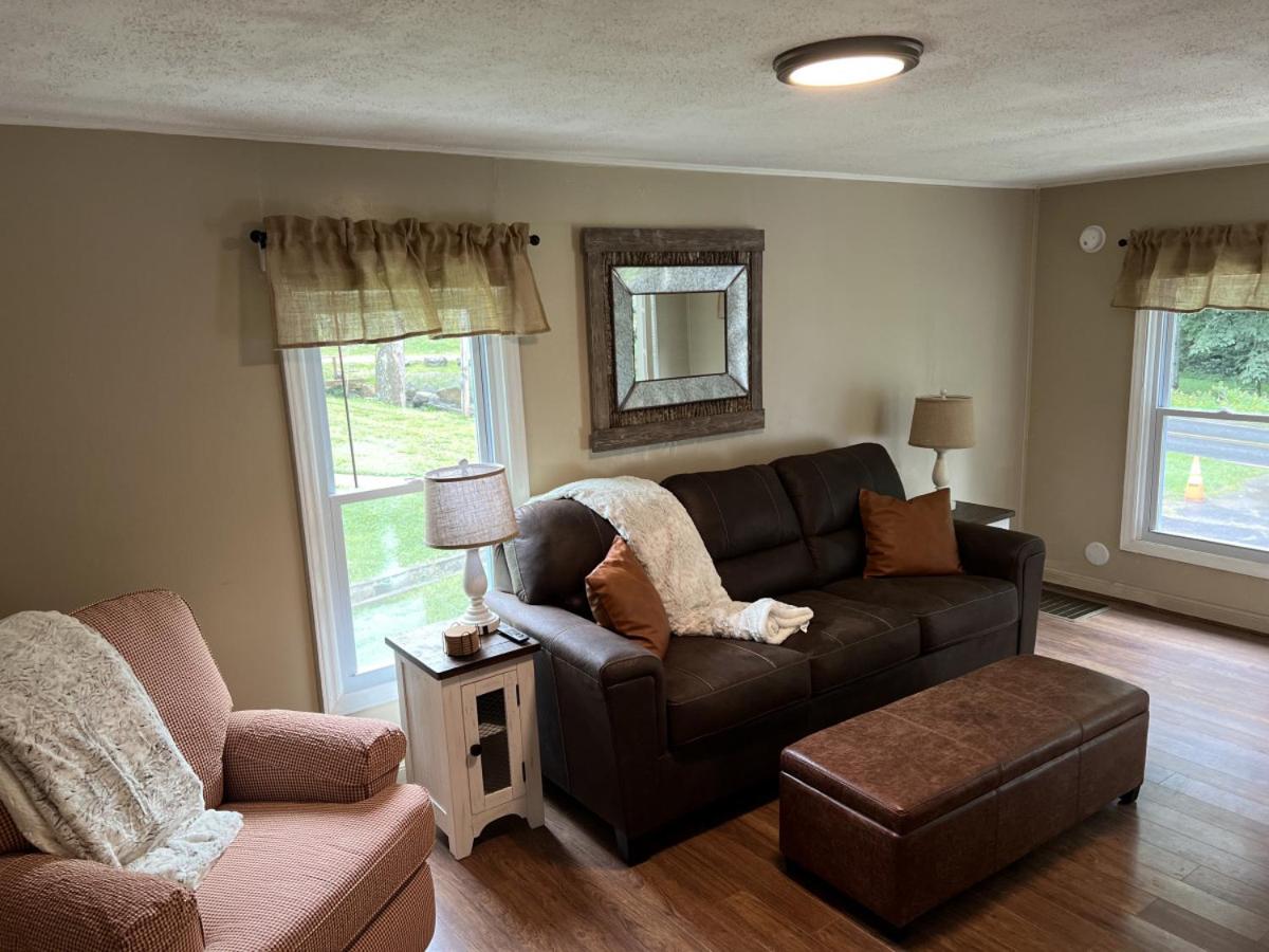 Maggie Mae Creekside Cottage Adorable Mountain Home Located Close to it all With a Hot Tub - Housity