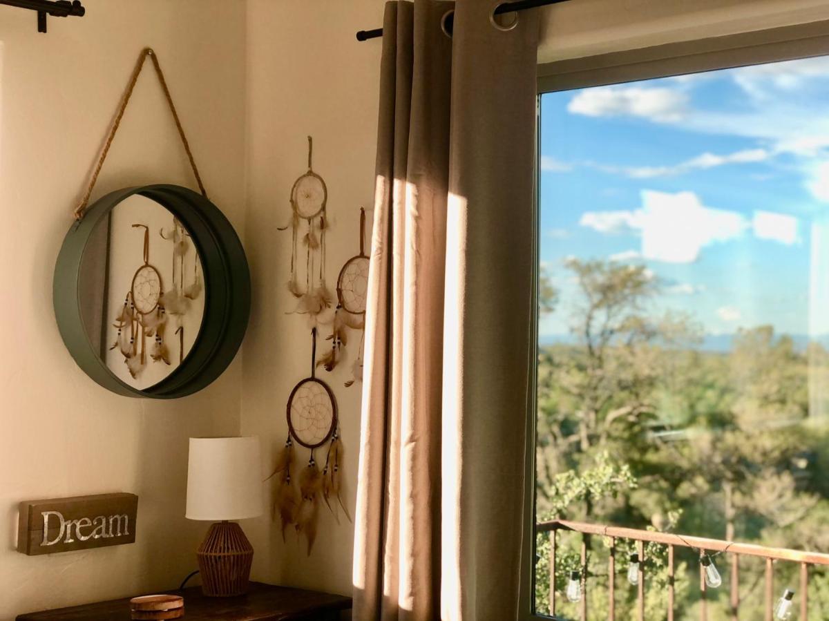 NEW Feather Your Nest King bed Casita, Balcony/BBQ, Amazing views & great Location! Dog friendly - Housity