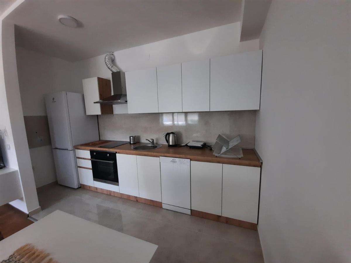 New modern 1 bedroom apartment with free parking - Housity