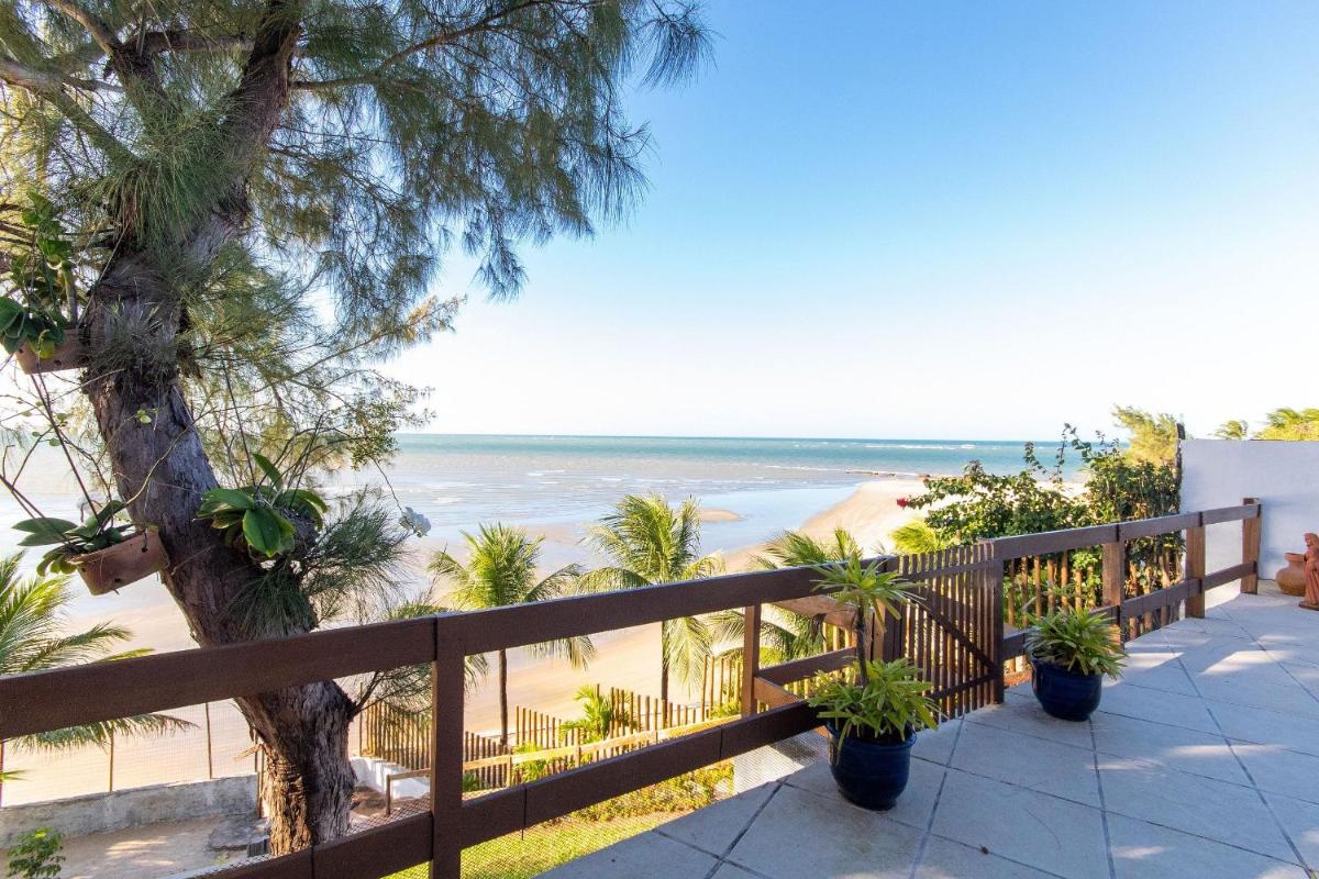 Casa pé na areia na melhor localização da Praia de Porto Mirim por Carpediem - Housity