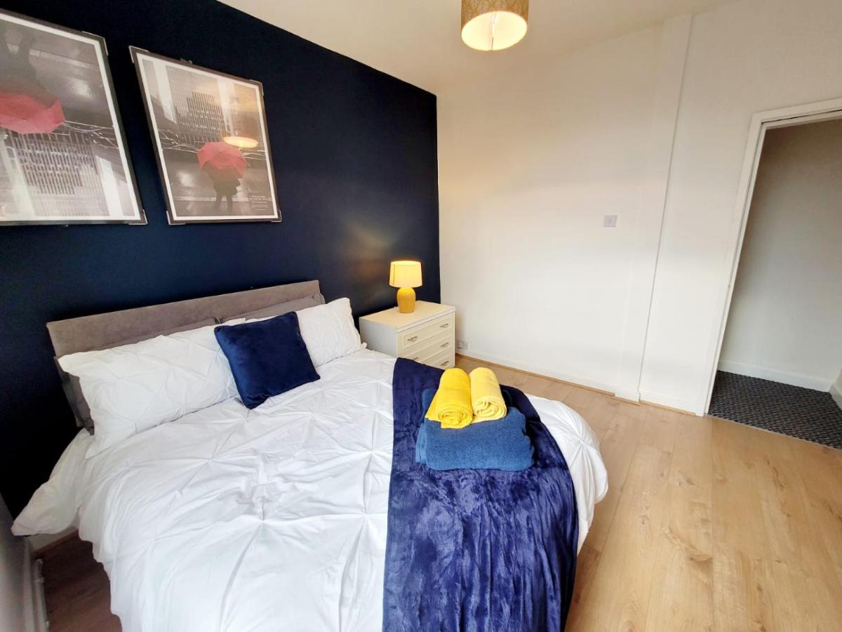 *NEW* Grant 7 Bed House steps away from Stadium - Housity