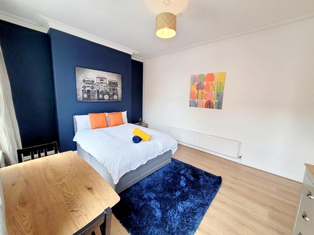 *NEW* Grant 7 Bed House steps away from Stadium - Housity
