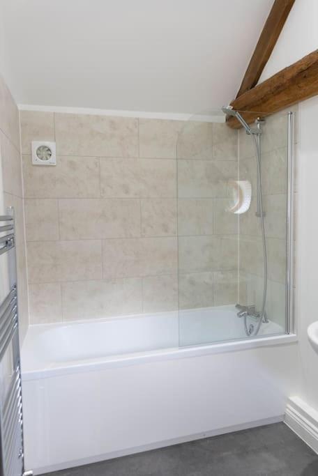 Beautiful barn conversion surrounded by woodland near Newark Show-ground - Housity