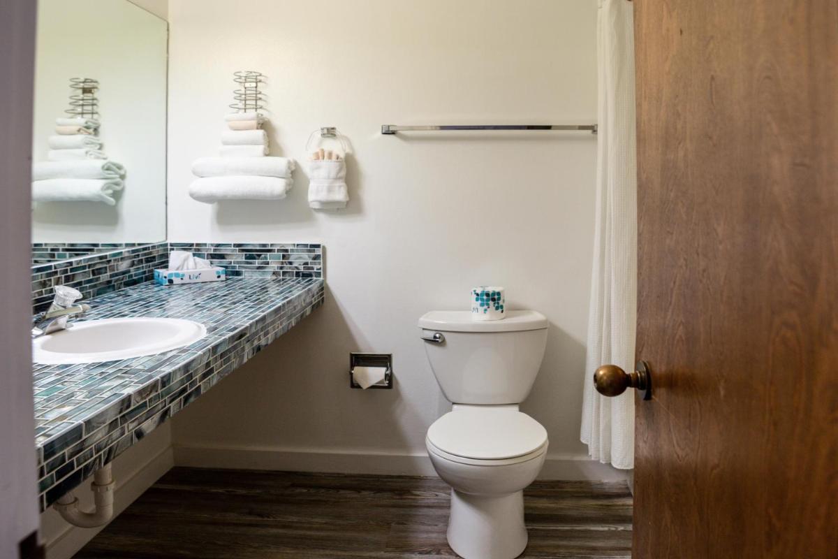 Riverwood Inn Hotel Grand Kitchenette Suite - Housity