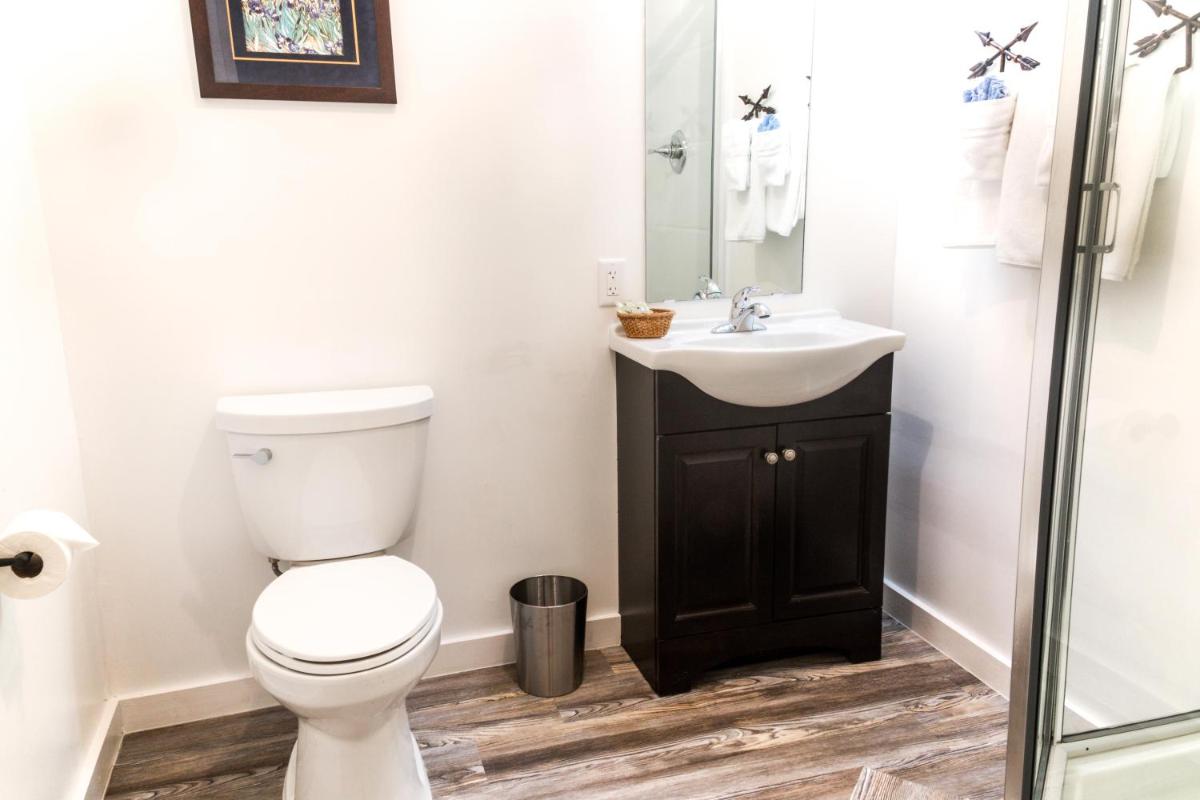 Riverwood Inn Hotel Signature Queen Suite - Housity