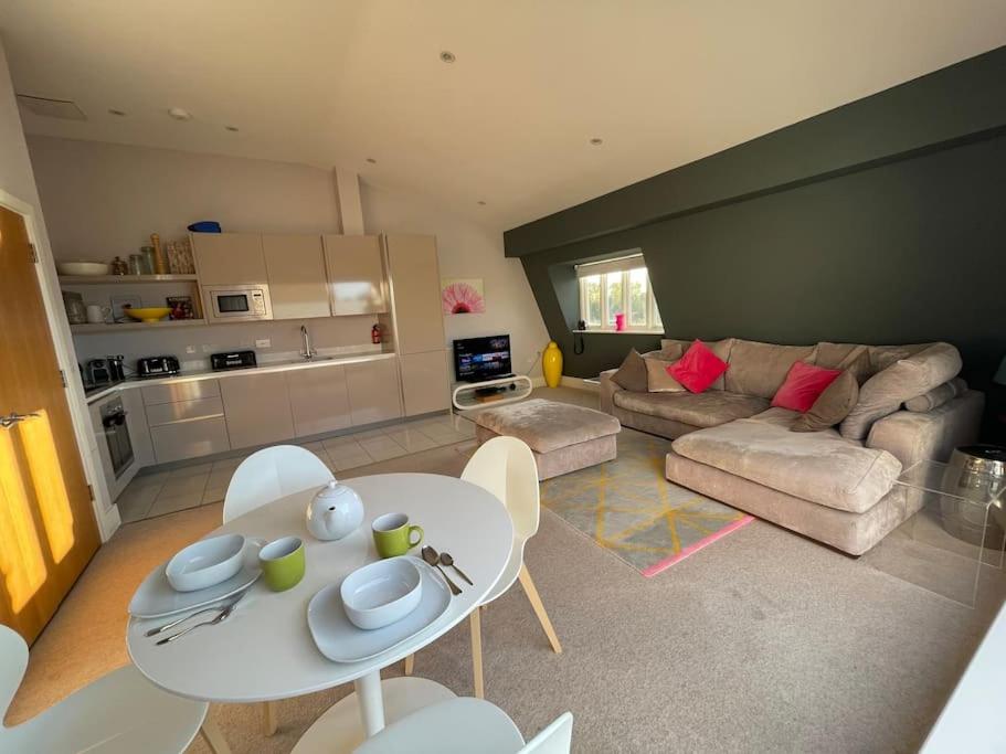 Suitetrails - Reed Warbler - HM111 - Lower Mill Estate Penthouse Apartment with Spa Access