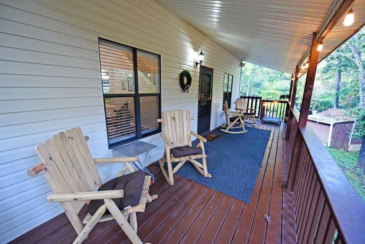 The Happy Place near Nottely Lake in Blairsville - Housity