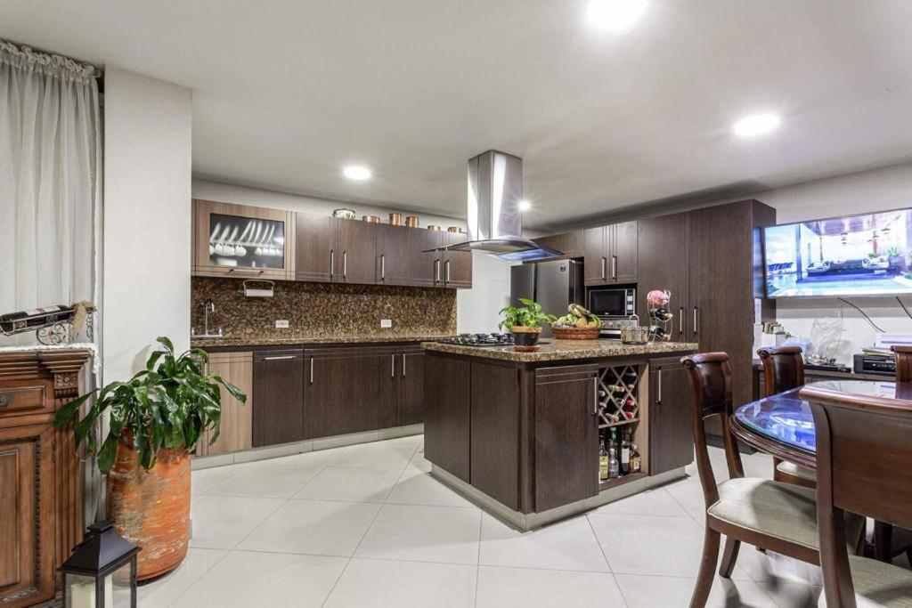 Elegante Pent-house en cuarto piso Medellín - Housity