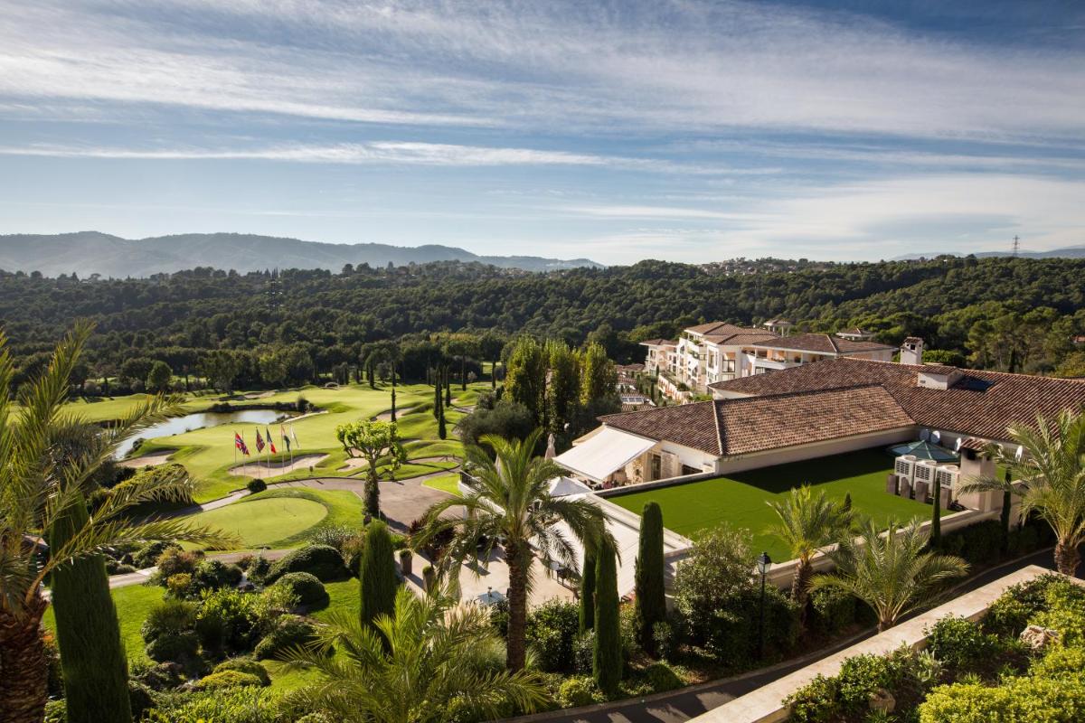 vue aérienne du terrain de golf d'un complexe hôtelier dans l'établissement Royal Mougins Golf, Hotel & Spa de Luxe, à Mougins