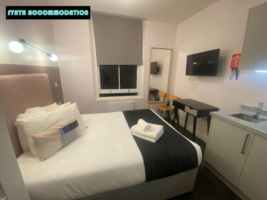 NEW 1Bed Studio Apartment with Free Netflix in Notting Hill! - Housity