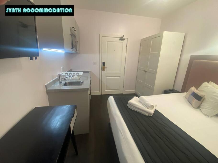 NEW 1Bed Studio Apartment with Free Netflix in Notting Hill! - Housity