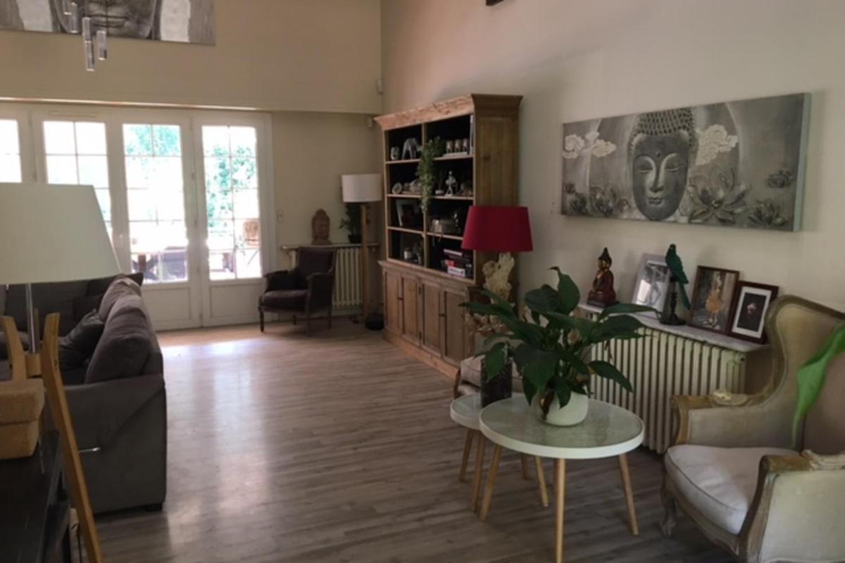 200 M With Terrace And Pool - Housity