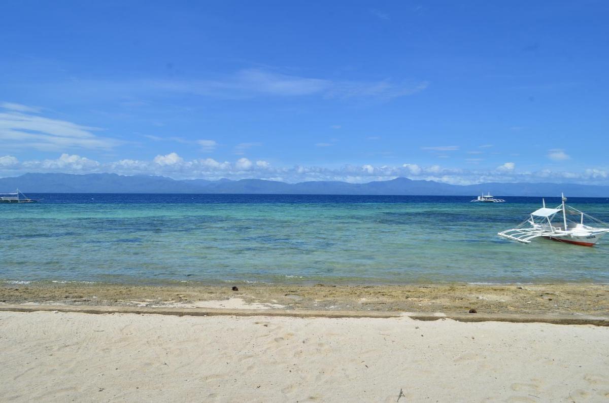 Private beachfront accommodation with ocean view and direct reef access - Housity