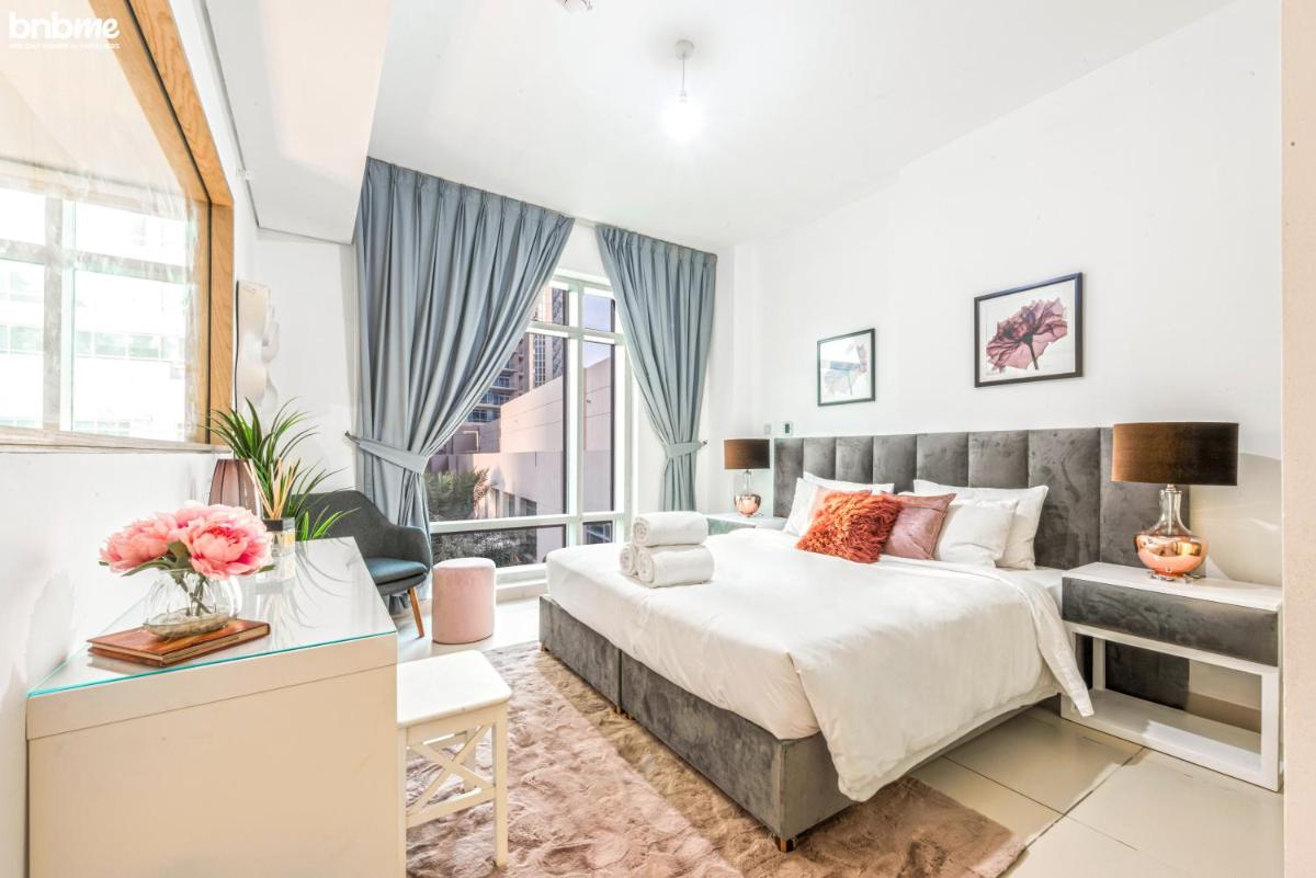 Suitetrails - bnbmehomes - Duplex Living walk to Burj K and Dubai Mall - L313