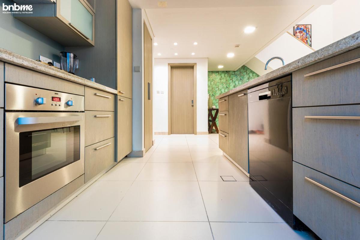 Suitetrails - bnbmehomes - Duplex Living walk to Burj K and Dubai Mall - L313