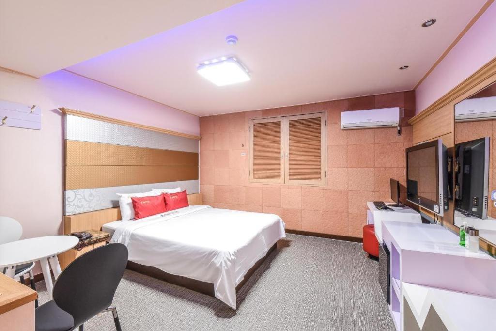 Sharp Hotel Jeonju - Housity