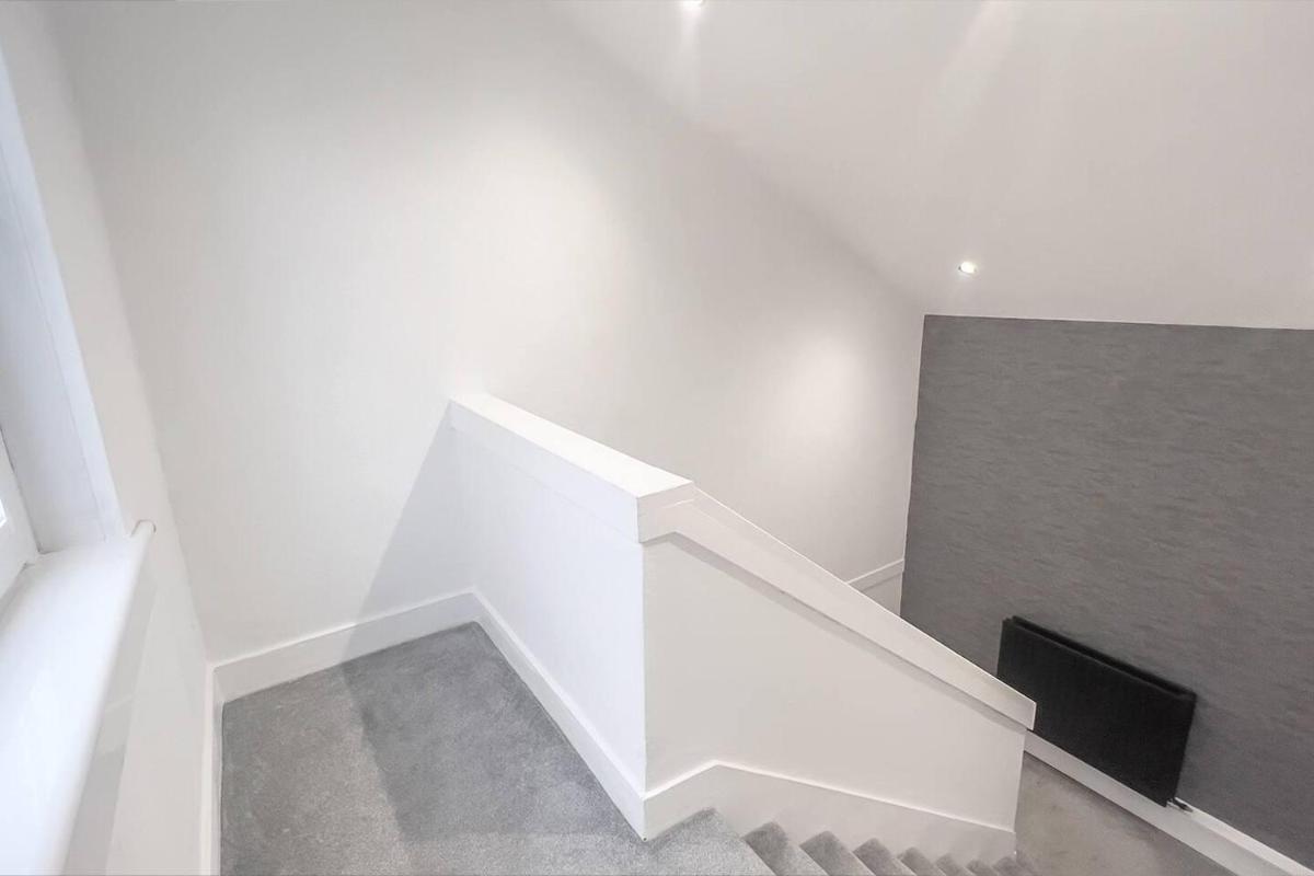 Stunning Luxury Apartment Near Motherwell - Housity