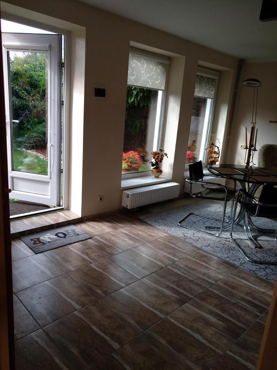Namelis uždarame kieme - Housity