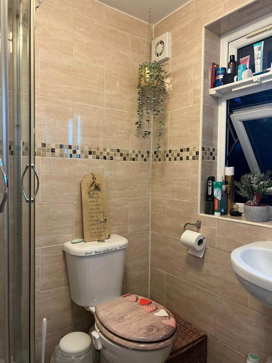 Bungalow With Hottub near London Center - Housity