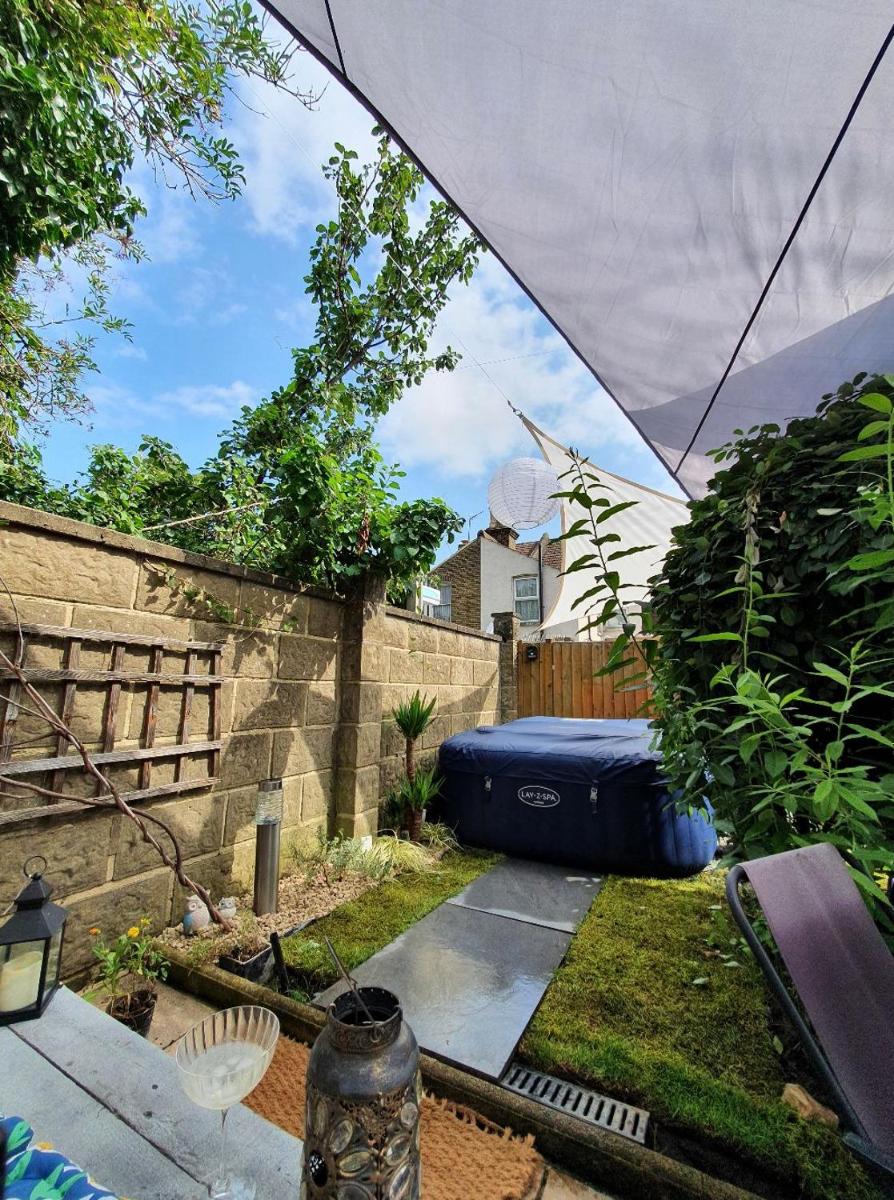 Bungalow With Hottub near London Center - Housity