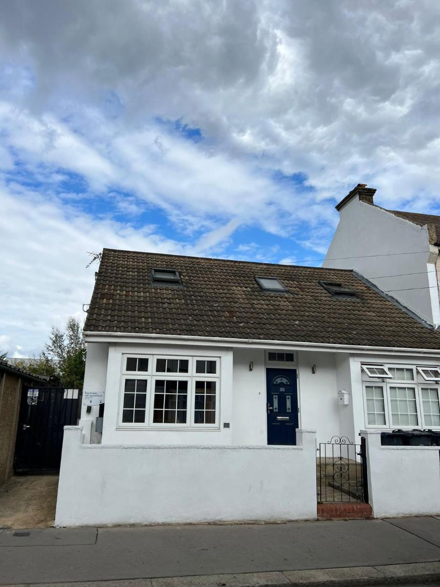 Bungalow With Hottub near London Center - Housity