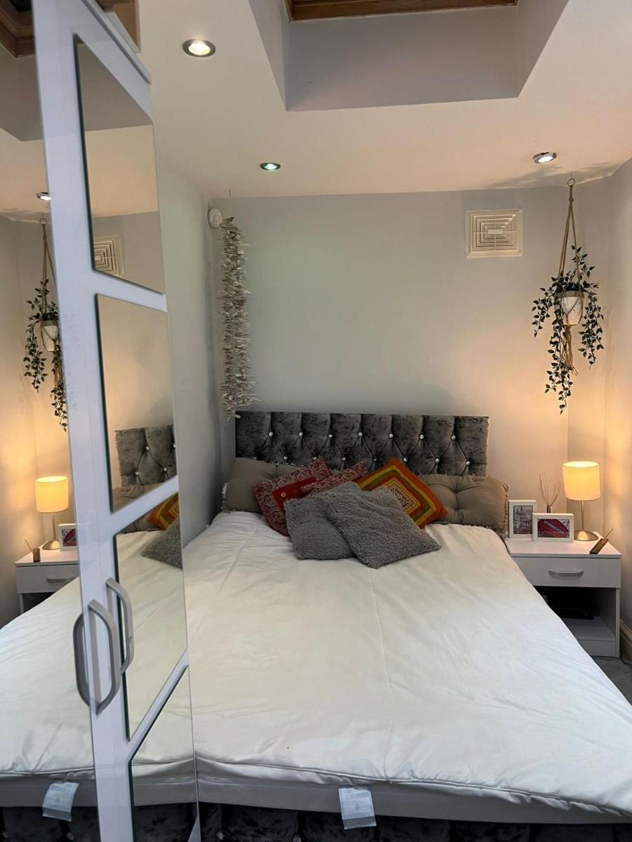 Bungalow With Hottub near London Center - Housity