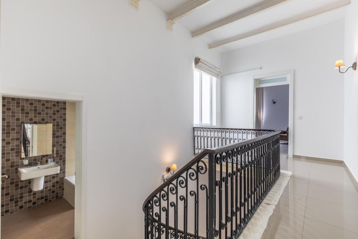 Suitetrails - Charming Three Bedroom Townhouse One Minute Away From The Seafront