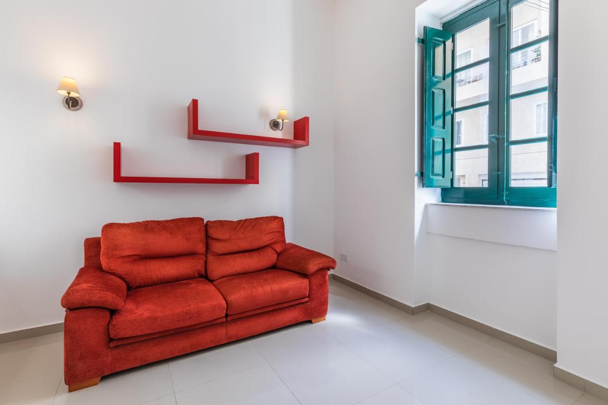 Charming Four Bedroom Townhouse One Minute Away From The Seafront - Housity