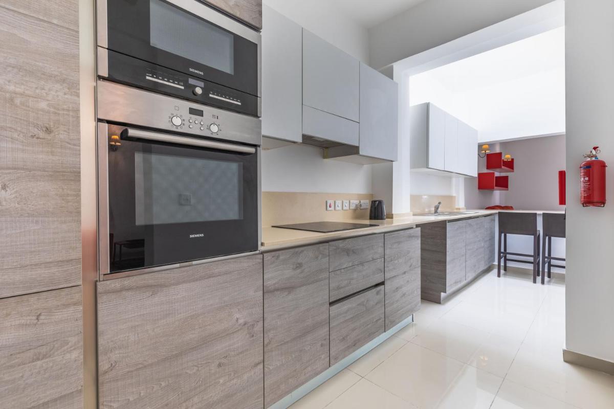 Charming Four Bedroom Townhouse One Minute Away From The Seafront - Housity