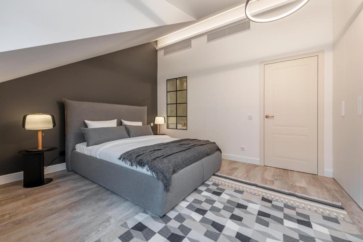 Artsy Exclusive Old Town Residence Gallery Walk - Housity