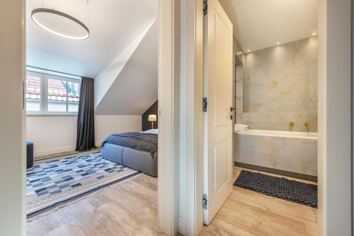 Artsy Exclusive Old Town Residence Gallery Walk - Housity
