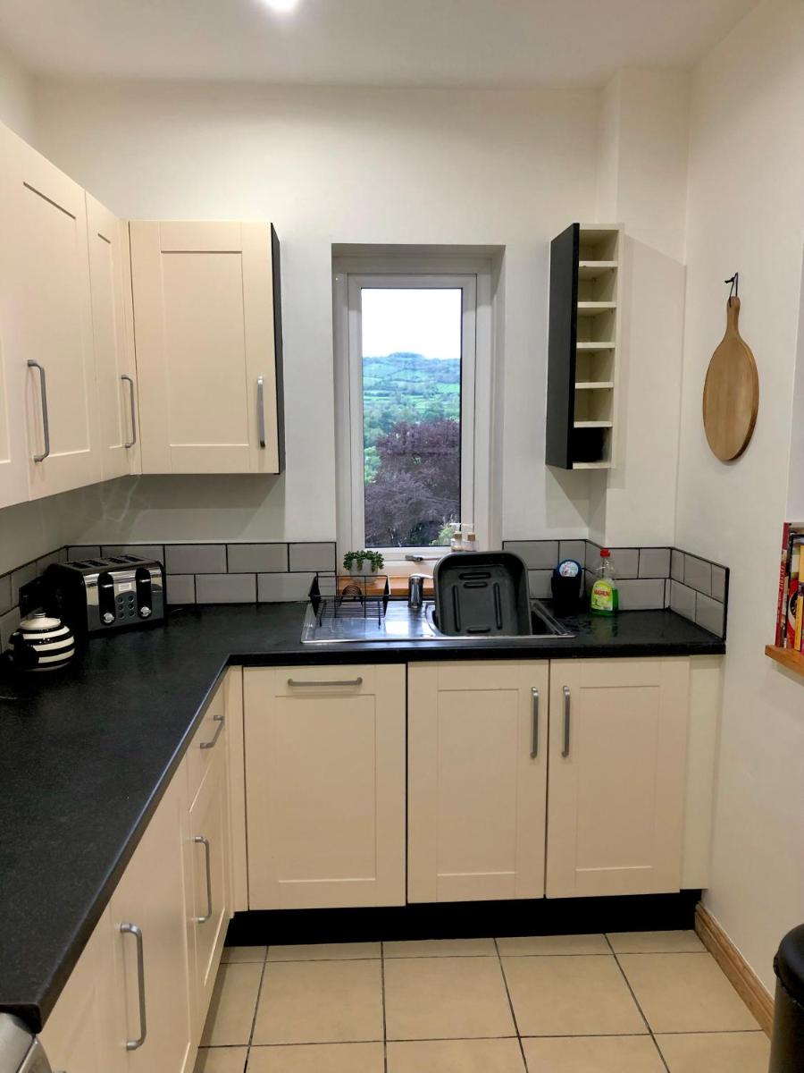 Hilltop House is a welcoming 2 bedroom property - Housity