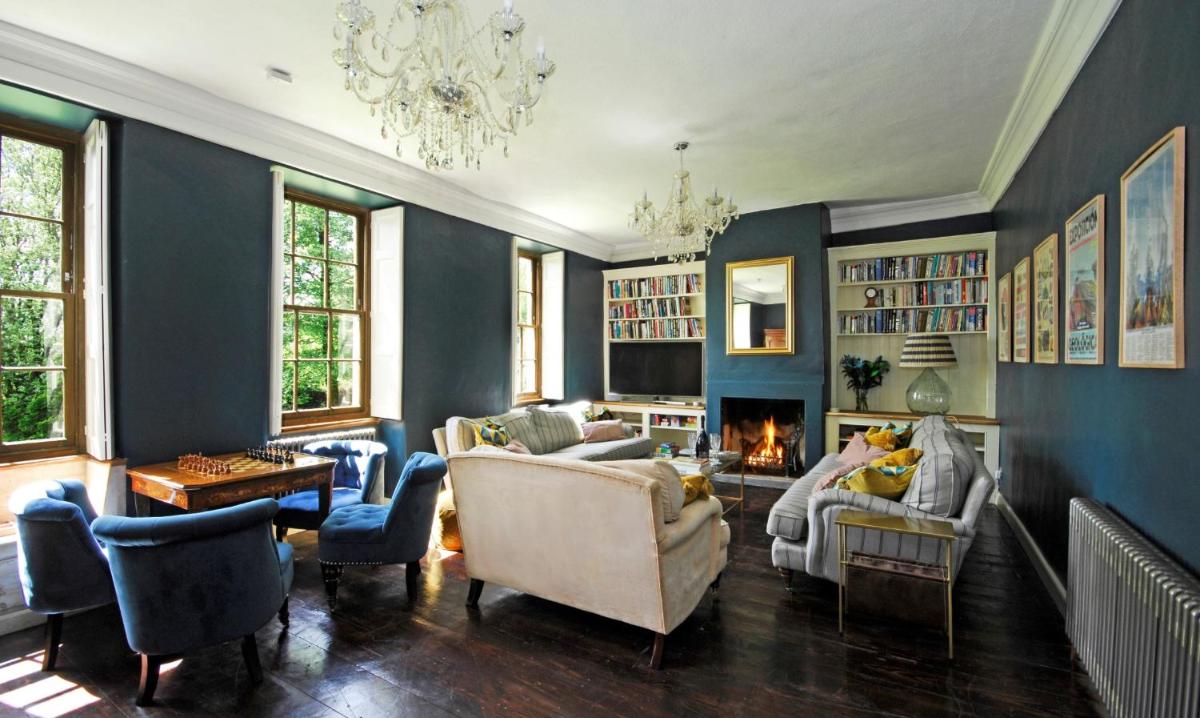 Hillside House - beautiful 16th century house with Wifi, Parking, games room, Netflix - Housity