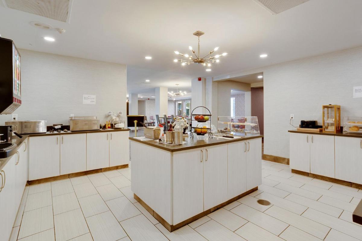 Orangewood Inn & Suites Kansas City Airport - Hizvo