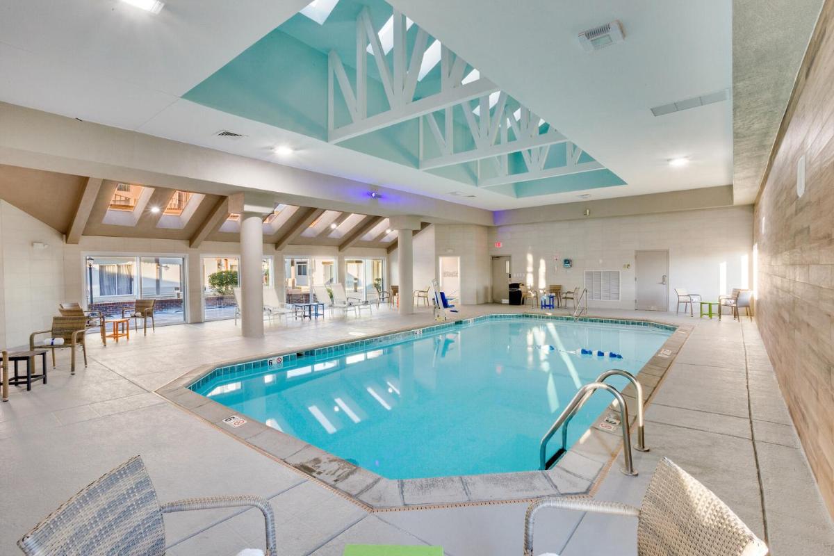 Orangewood Inn & Suites Kansas City Airport - Hizvo