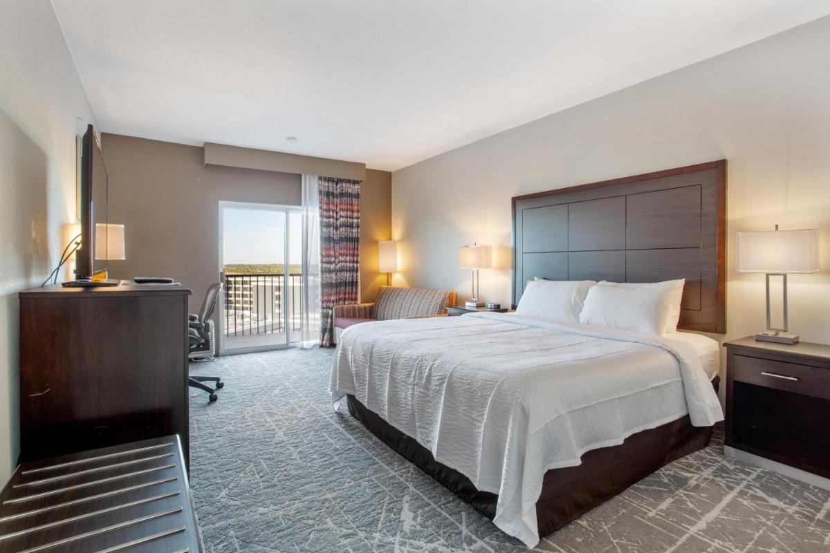 Orangewood Inn & Suites Kansas City Airport - Housity