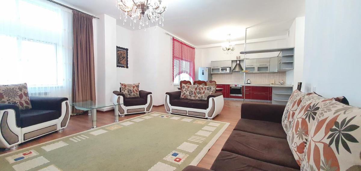 Novaia prostornaia 2kh komn kvartira vozle baiterek - Housity