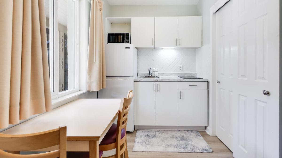 Palm Crest Resort Motel - Housity