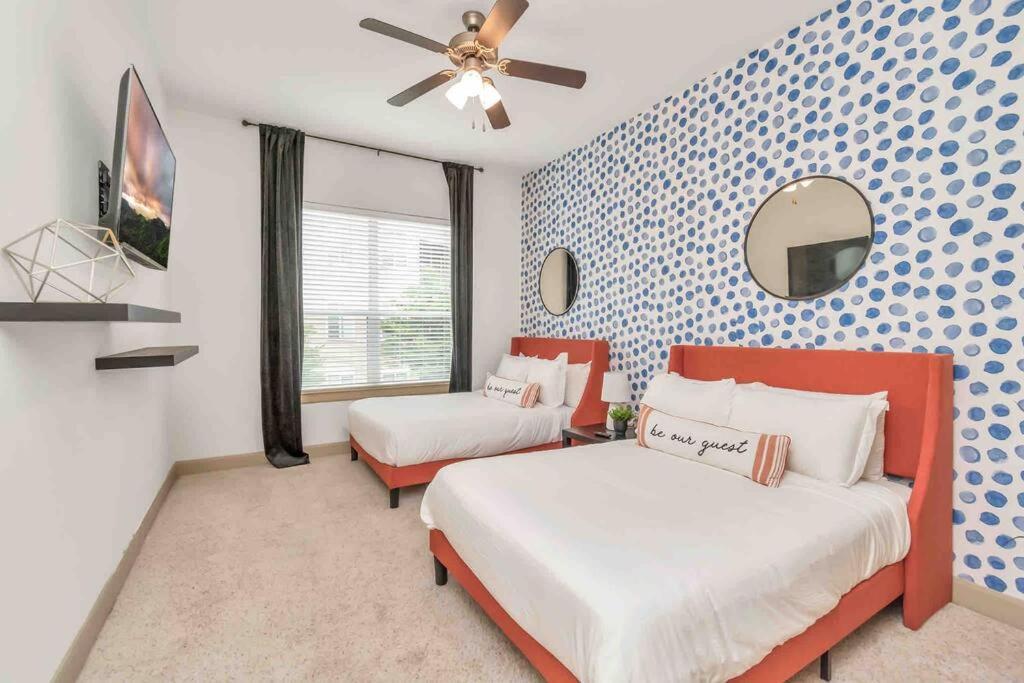 Luxury 2 bedroom Houston sweet with pool in Med center - Housity