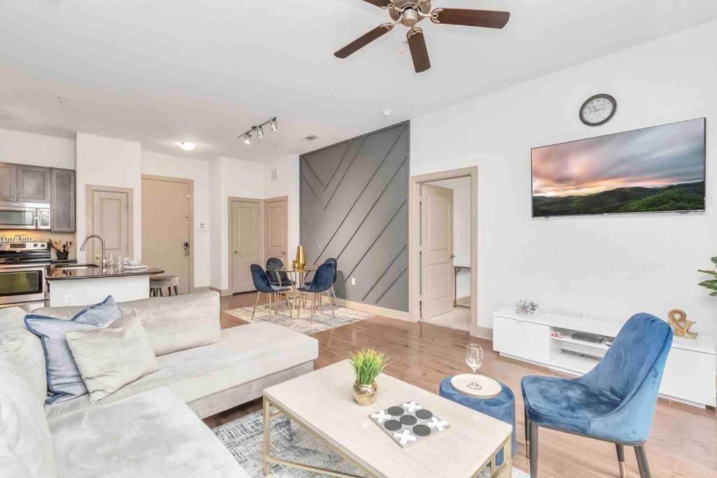Luxury 2 bedroom Houston sweet with pool in Med center - Housity