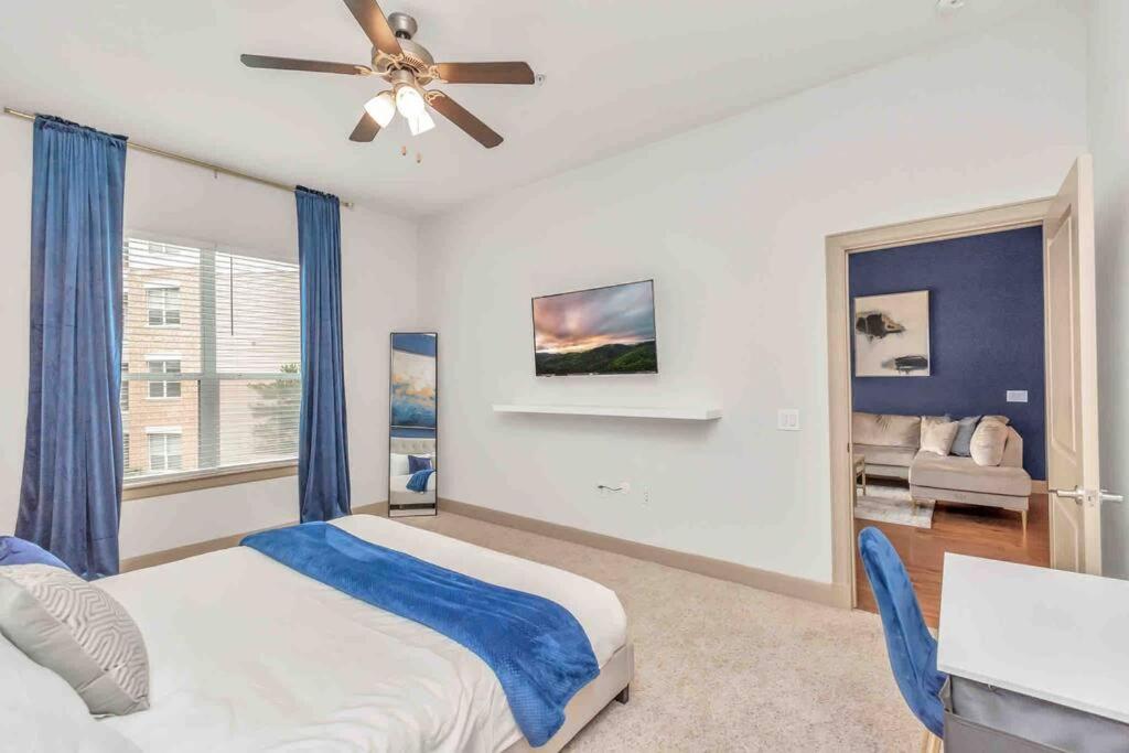 Luxury 2 bedroom Houston sweet with pool in Med center - Housity