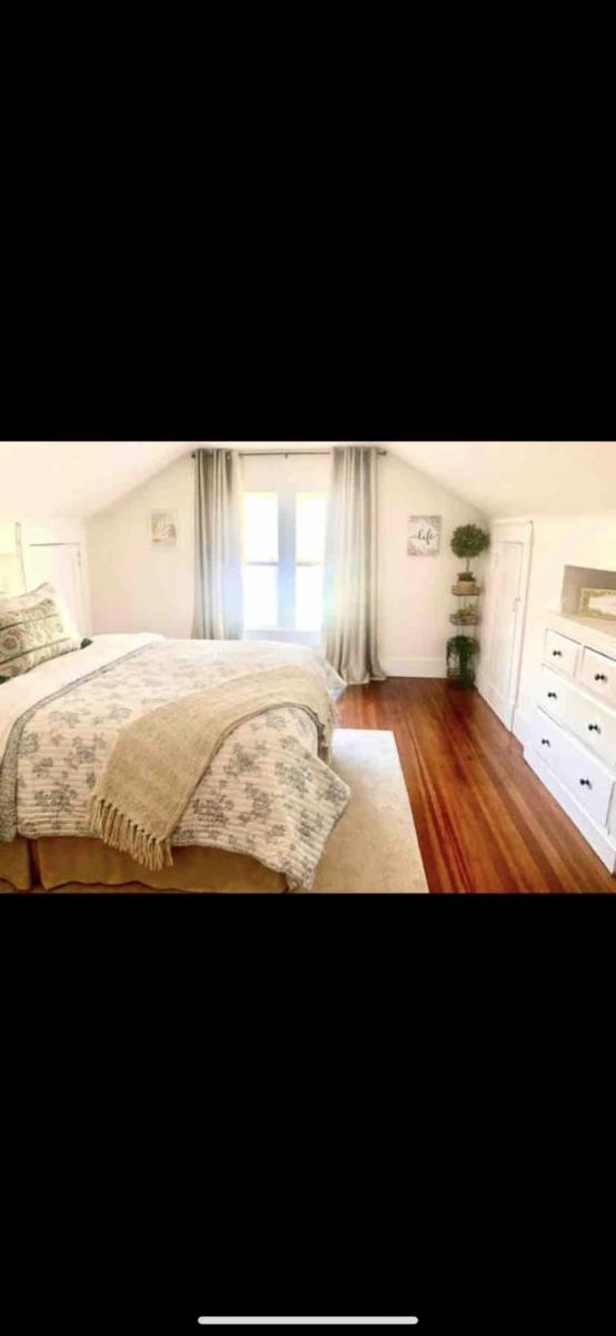 Cute private room near Naval base & Electric Boat - Housity