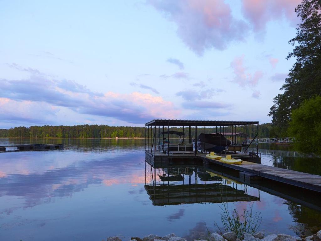 Luxury Lakefront Cottage, Clarks Hill Lake with deep water dock year round - Housity