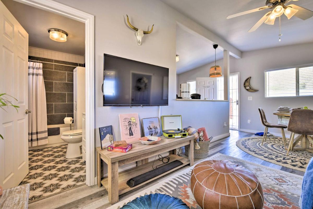 Charming Desert Cottage 11 Mi to Joshua Tree - Housity