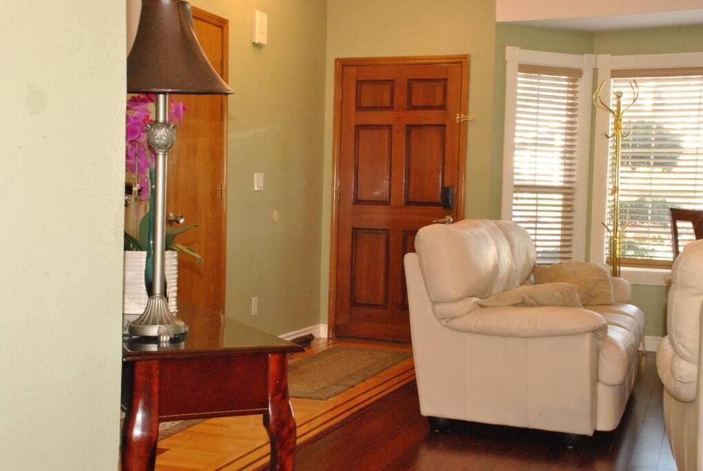 Huge Bdrms on main-Charming vacation home for 19 - Housity