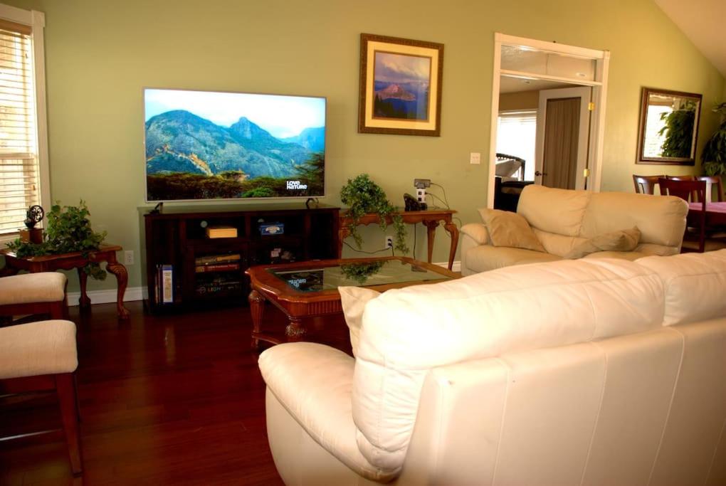 Huge Bdrms on main-Charming vacation home for 19 - Housity