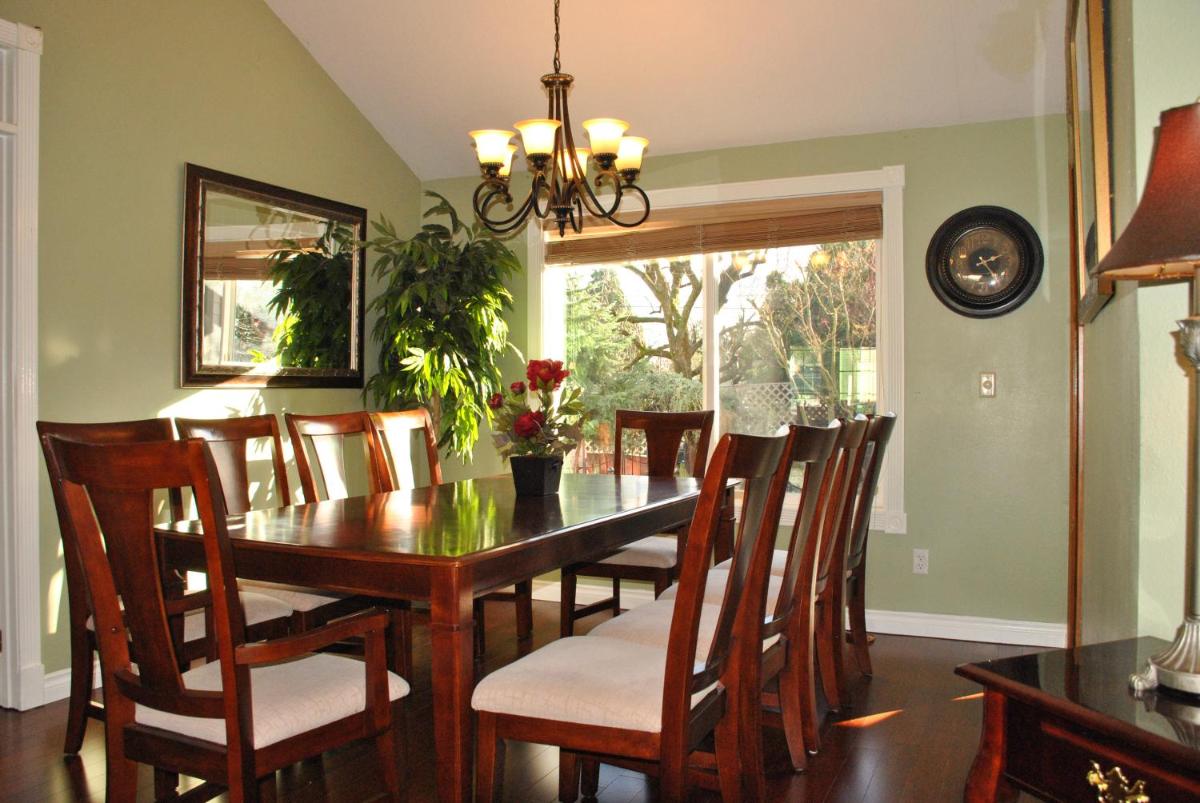 Huge Bdrms on main-Charming vacation home for 19 - Housity